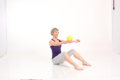 Ausfallschritt mit dem hinteren Knie am Boden. Mit dem Einatmen die Arme in Richtung Decke strecken, mit dem Ausatmen den Ball zur geschlossenen Seite vor das Brustbein bewegen.