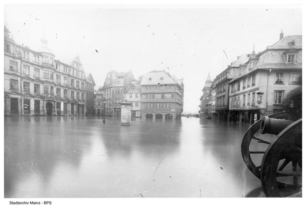 Hochwasser auf dem Mainzer Marktplatz