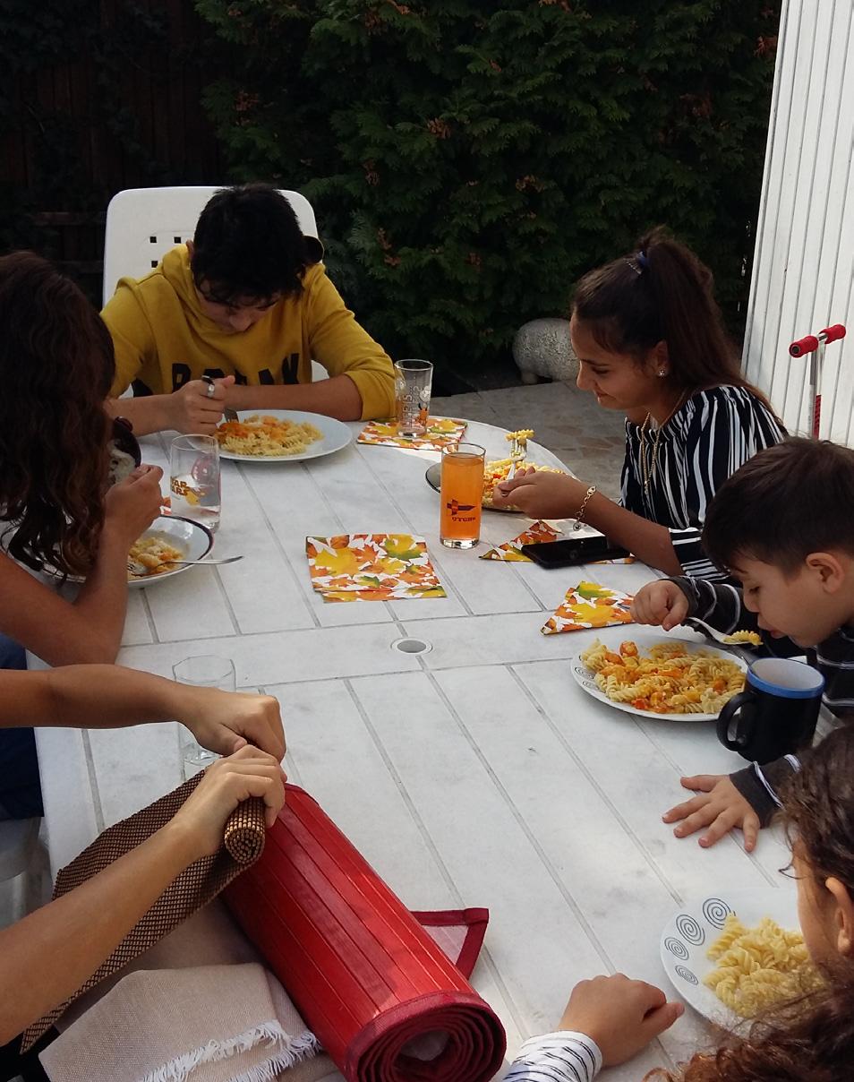 Die Kinder und Eltern wollten alle sofort mit anpacken und mit den Vorbereitungen losstarten. Passend zur Herbstzeit wurde ein Pasta-Gericht mit Kürbis ausgewählt.