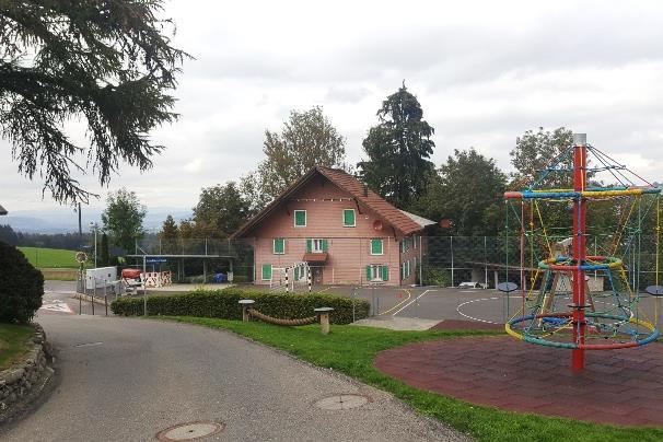 Im Bereich des Schulhausgebäudes befinden sich 3 Längsparkfelder sowie 4 Senkrechtparkfelder.