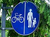 Geh- und Radweg Ein Geh- und Radweg ist laut StVO 13 ein für den Fußgänger- und Fahrradverkehr bestimmter und als solcher gekennzeichneter Weg.