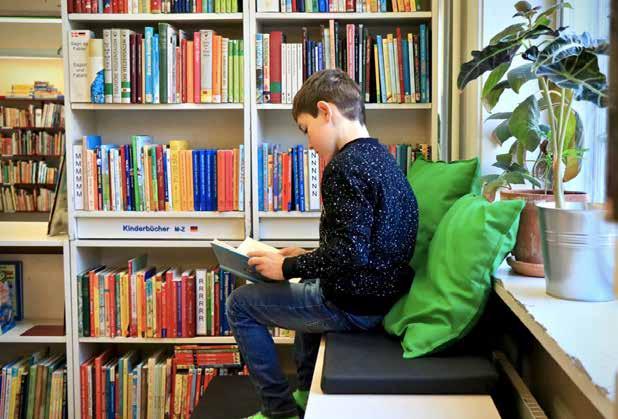 15 Bibliothek Skolebibliotekets læselystne lånere af Tobias Valentin Elever fra 0.-5. klasse besøger skolens bibliotek på faste tidspunkter.