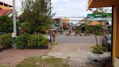 aromatischen Kokosnüssen bekannt. Vor allem die Natur und die Ruhe tun gut. Ausserdem ist es etwas kühler als in der von den aufgeheizten Gebäuden und Straßen wärmeren Stadt Phnom Penh.
