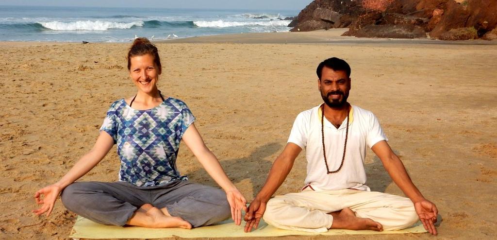 Über Santhosh Karunakaran Santhosh stammt aus dem südindischen Bundesstaat Kerala und hat bereits in jungen Jahren unter der Führung des Gurus Sri Govindan seinen Weg zum Yoga gefunden.