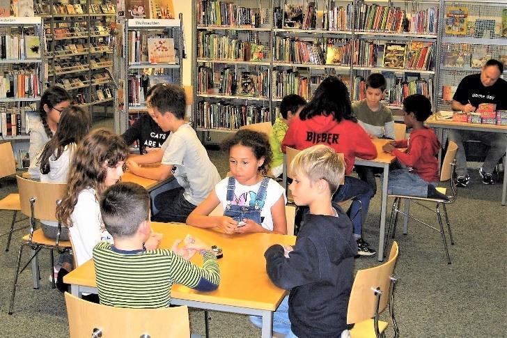 Juni Einführungen in die Digitale Bibliothek Ostschweiz 24. Oktober Spielenachmittag für Schulkinder: Halli-Galli-Turnier 15.