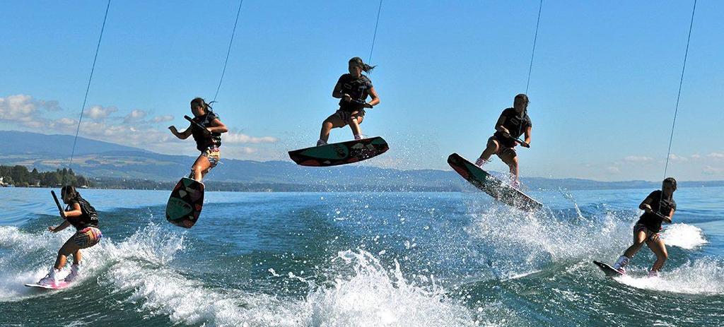 Diszipline: Wakeboard Boot 7 Wakeboard: Der Rider steht auf einem Board mit den Füssen in Bindungen ähnlich den Snowboardern und wird durch ein Boot mit einem Zugseil und einer Hantel gezogen.