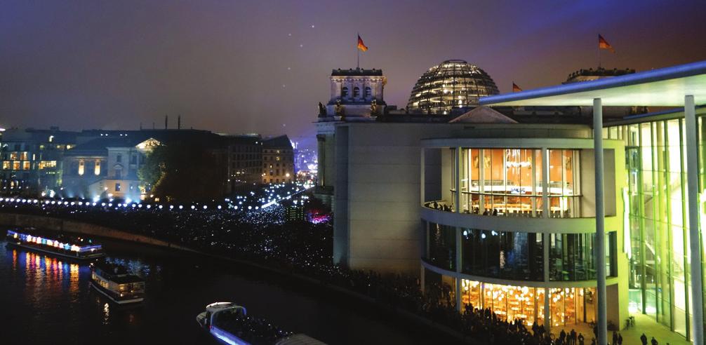 Blick auf die Lichtergrenze vor dem Bundestag am 09. November 2014. Oliver Grundmann ist nah dran und packt an! Seit 15 Monaten arbeite ich nun im Auftrag der Wähler für unsere Region in Berlin.