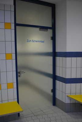 Tür zwischen Saunabereich und Schwimmhalle Lichte Breite des Durchgangs: 97 cm Kleinere Bewegungsfläche vor/hinter der Tür - Breite: 215 cm.