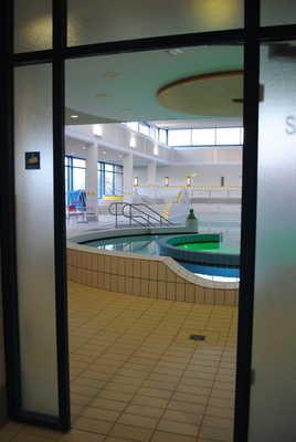 Tür vom Flur zwischen Saunabereich und Schwimmhalle mit WC / Dusche für Menschen mit Behinderung zur Schwimmhalle mit WC / Dusche für Menschen mit Behinderung Tür zwischen Saunabereich und