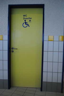 von der Schwimmhalle zu WC / Dusche für Menschen mit Behinderung Lichte Breite des Durchgangs: 81 cm Kleinere Bewegungsfläche vor/hinter der Tür - Breite: 226 cm.