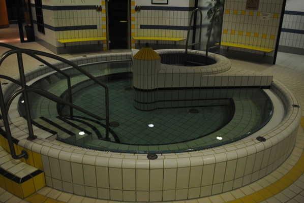 Schwimmbad/Strand Schwimmbecken im Saunabereich Pool im Saunabereich Schwimmbad Das Becken befindet sich