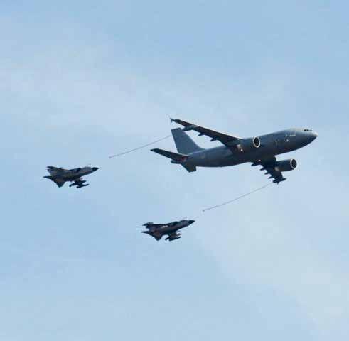 Zwei Tornados werden gleichzeitig betankt (Quelle: Bundeswehr/PAO Counter Daesh) In der Luftwaffe haben wir insgesamt fünf A310.