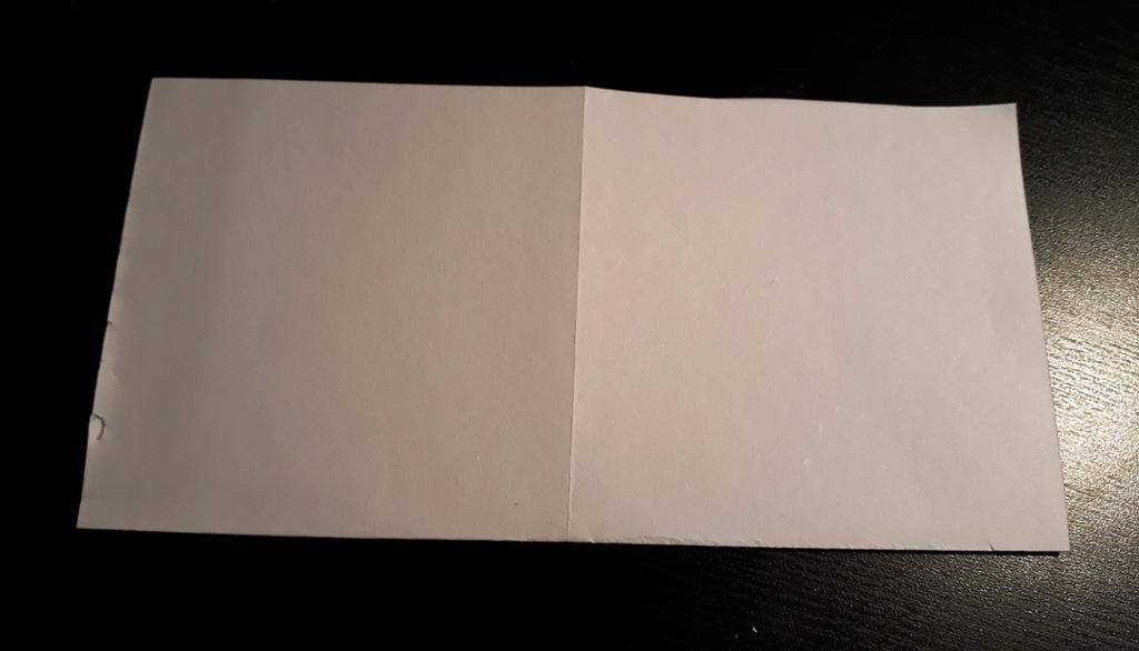 Klappe 3: Keine weitere Dekoration. 2 Stücke Cardstock 7,5 x 7,5 cm als Deckel 3 Stücke Schmuckpapier 7 x 7 cm. Falt- und Klebeanleitung: Papier halbieren und Falzlinie nachziehen. Öffnen.