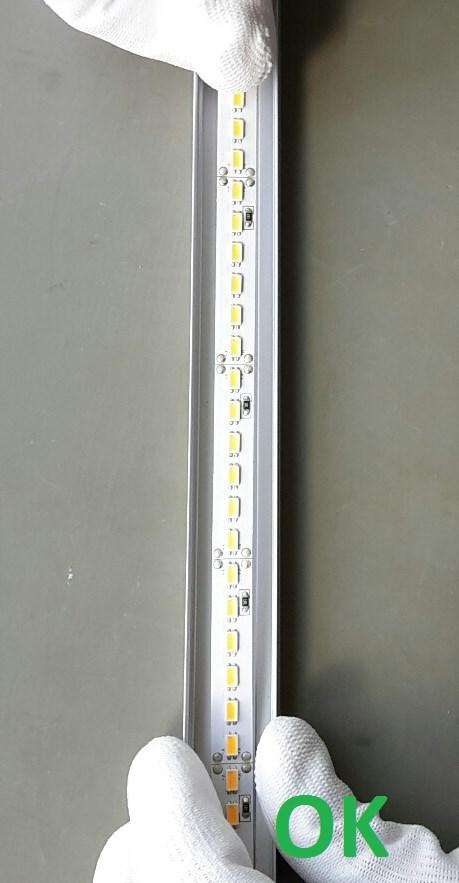 Achten Sie auf die vollständige Entfernung des Schutzbandes und drücken Sie das Modul nach dem Aufkleben mit ca. 20N/cm² an (weiter Informationen: Anwendungshinweise von 3M Klebstofffilmen).