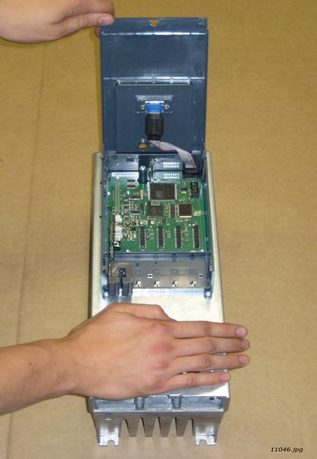 FELDBUS- KARTE AUSGETAUSCHT ODER HINZUGEFÜGT WIRD! A Vacon NXP-Frequenzumrichter mit IP54-Gehäuse.