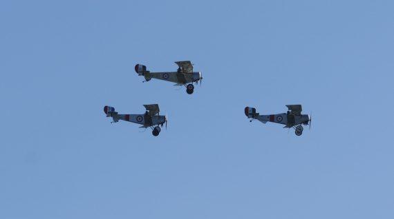 Replikas der WW I Flugzeuge über Vimy Ridge.