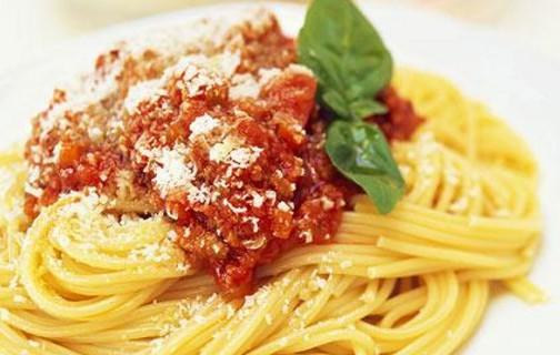 Spagetti Bolognese 500 g Spaghetti 300 g Hackfleisch gemischt 1 Dose geschälte Tomaten 1 Zwiebel 2 mittelgroße Karotten Knoblauch Butter Salz, Pfeffer, Thymian, event.