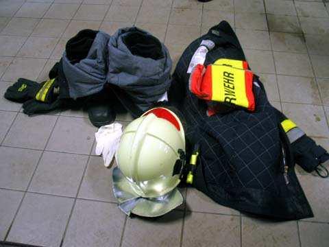 Allgemeine Hinweise Dienstbekleidung und Ausrüstung Fahrten in Feuerwehrfahrzeugen dürfen nur in Dienst- bzw.