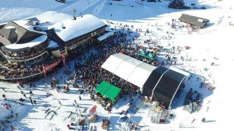 High Olympic Town - Bretaye Wettkämpfe Ski & Snowboard Mittagessen Athleten und Publikum im Restaurant de Bretaye 1808 Grosses