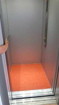 zu Aufzugskabine Über den Aufzug sind zu erreichen: Weg vom Eingang zu, Ferienwohnung "Madrid" (75 m²), Ferienwohnung "London" (45 m²) Bedienelemente / Beschilderung Notruf