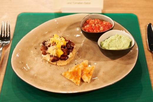 Maike Eggers Selbstgemachter Taco mit Chorizo-Kidneybohnen- Füllung und Tortilla-Chips mit Avocadocreme und Tomaten-Salsa Für den Taco und die Chips: 200 g Maismehl 50 g Weizenmehl 2 EL Pflanzenöl 1