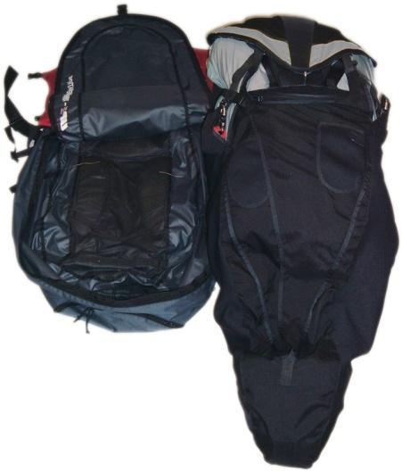 Öffnen Sie den Packsack und legen Sie darin das Rückenteil des Gurtzeugs nach unten. Durch die Packweise haben Sie noch genügend Platz, um weitere Ausrüstungsgegenstände wie Helm, Overall etc.