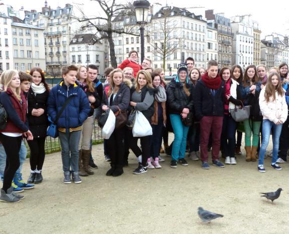 Tagesfahrt nach Paris Am 8. März 2013 fuhren wir in Begleitung von drei Französischlehrerinnen mit dem Bus nach Paris.