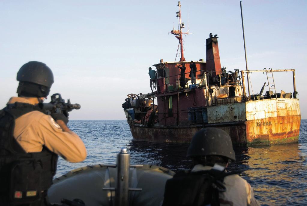 Tätigkeitsbericht 2009/2010 Petrig, Anna Pirateriebekämpfung im Golf von Aden Pirateriebekämpfungsmission im Golf von Aden.
