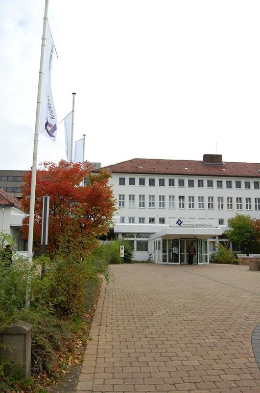 Einleitung Abbildung: Krankenhaus Bad Oeynhausen, Haupteingang Einleitung Ab dem Jahr 2005 sind die Krankenhäuser dazu verpflichtet, alle 2 Jahre einen strukturierten Qualitätsbericht zu