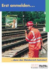 Gerhard Heres vom Technischen Aufsichtsdienst der Eisenbahn-Unfallkasse die Plakate vor und erläutert die Botschaften, welche durch das Medienpaket und insbesondere durch die vier Plakate vermittelt