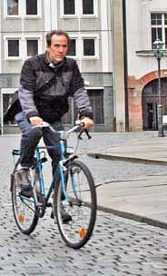 98 Jahresbericht 2007/2008 Picador-Gastprofessor John Haskell erobert mit seinem Fahrrad Leipzig. John Haskell vereint die Genres zu atemberaubender Extraklasse.