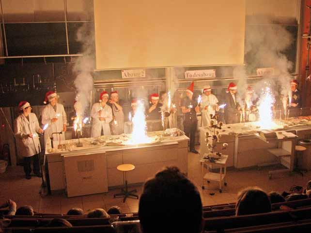 102 Jahresbericht 2007/2008 Chemie keine nebulöse Wissenschaft Und jährlich brennt der Baum Der Hörsaal platzt aus allen Nähten bei den alljährlichen Weihnachtsvorlesungen an der Chemie, die weit