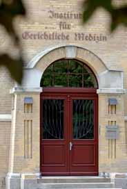 24 Jahresbericht 2007/2008 Herbert-Gürtler-Haus 2008 eingeweiht. Er ist nach dem ersten Dekan der am 1. Juli 1990 wiedergegründeten Veterinärmedizinischen Fakultät benannt.