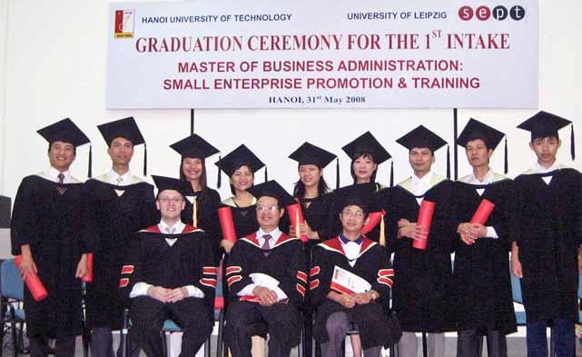 Studium 87 Graduierung des ersten Jahrgangs SEPT-Absolventen in Hanoi im Sommer 2007 würdigte mit einem Sonderpreis von 5.