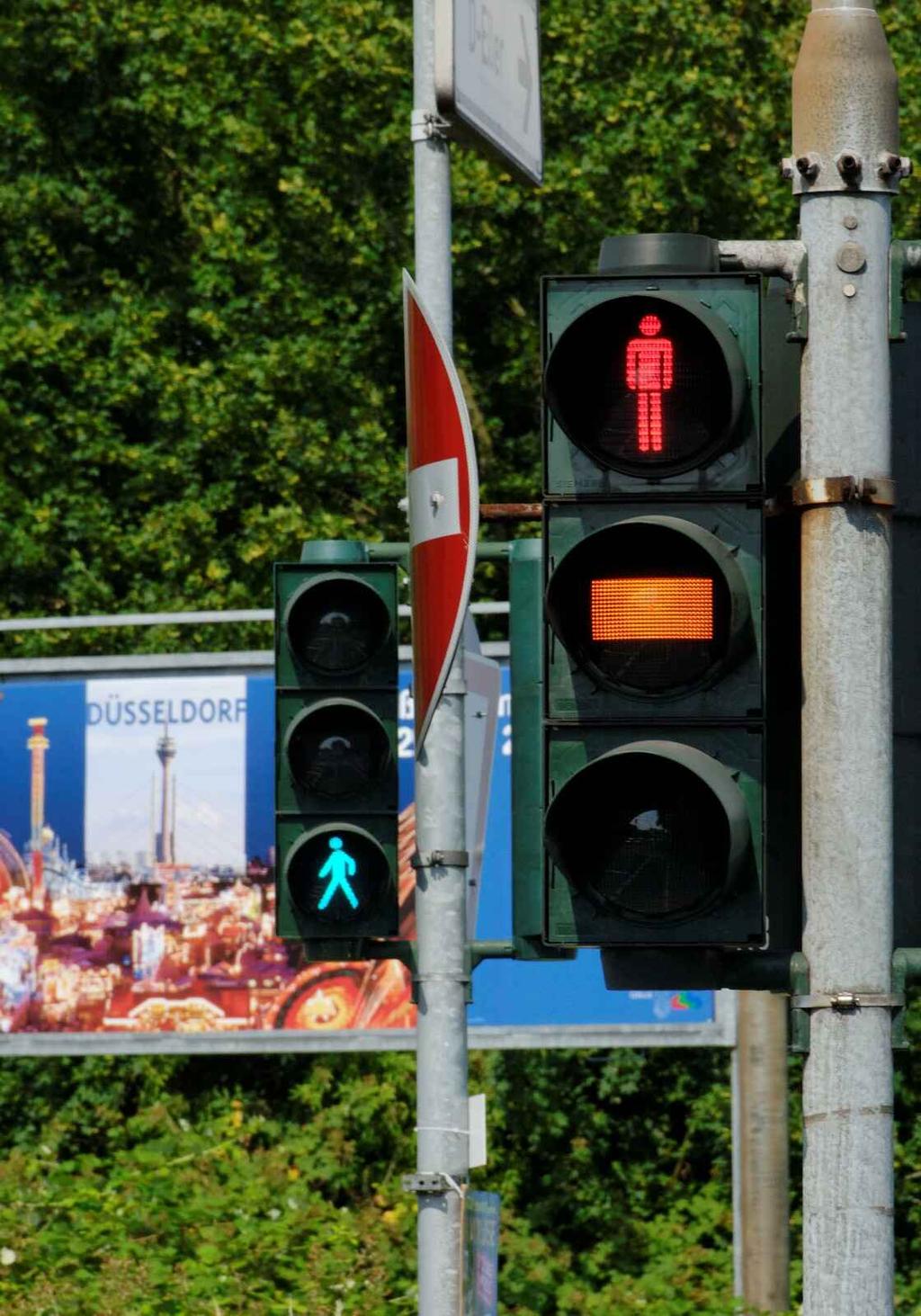 Düsseldorf Düsseldorfer Besonderheiten Fußgängerampeln sind dreifarbig Rot - Gelb - Grün Entspricht