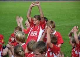 In seiner Arbeit wird von seinen speziell ausgebildeten Campleitern unterstützt. Dieses große Team bürgt für fußballerische Qualität in den Camps.