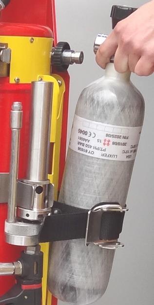 Druckluftflasche wechseln Eine Druckluftflasche mit 2,0 Liter Volumen dient als