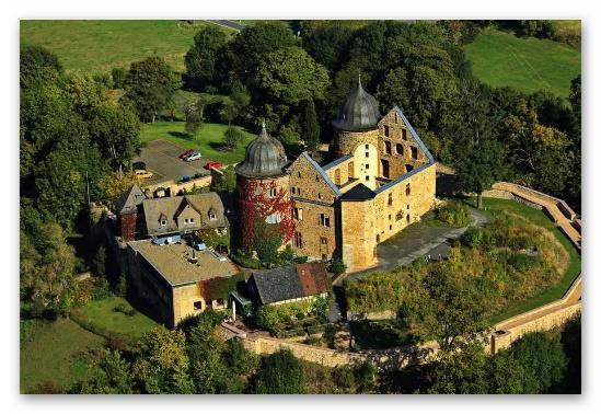 Die Sababurg, früher erst Zappenburg, dann Zapfenburg und heute im Volksmund nach dem Brüder-Grimm- Märchen Dornröschenschloss genannt, ist die Ruine einer Höhenburg im sagenumwobenen Reinhardswald,