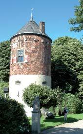 SENIORENFAHRT gehen konnte machte einen Rundgang durch den Ort, -Burgturm und Kirche-.