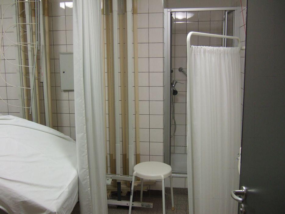 Ein Badezimmer mit Dusche: Gar nicht so selten: Da die Badewannen häufig nicht mehr genutzt werden, dienen die Räume als Lager.
