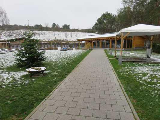 Teil visuell und taktil erfassbar Weg vom Parkplatz zum Eingang Wonnemar Weg vom