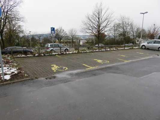 Parkplatz 4 Parkplätze für Menschen mit Behinderung Weg vom Parkplatz zum Eingang Wonnemar Es ist ein allgemeiner Parkplatz vorhanden.