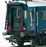 Grands Express Européens (CIWL), für den Simplon-Orient-Express. Davon 2 vierachsige Gepäckwagen, 1 sechsachsiger Speisewagen, 2 vierachsige Schlafwagen, jeweils in stahlblauer Farbgebung.