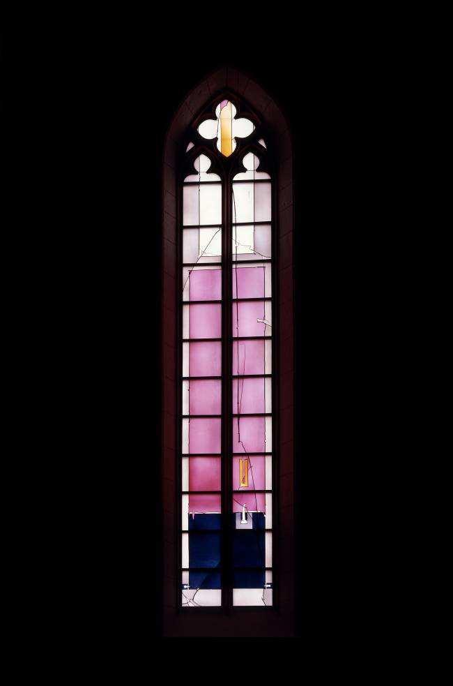 Doch so endet es nicht. Der Psalm geht weiter, der Fensterzyklus von Johannes Schreiter auch. Fensterbild 3 Die Nacht vergeht.