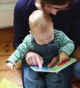 Čitanje i pripovijedanje u obiteljskoj svakodnevici Roditelji su uzori Mala djeca ponajprije uče oponašanjem i pomoću objašnjenja, primjerice kako držati žlicu i čašu, kako baciti loptu ili staviti