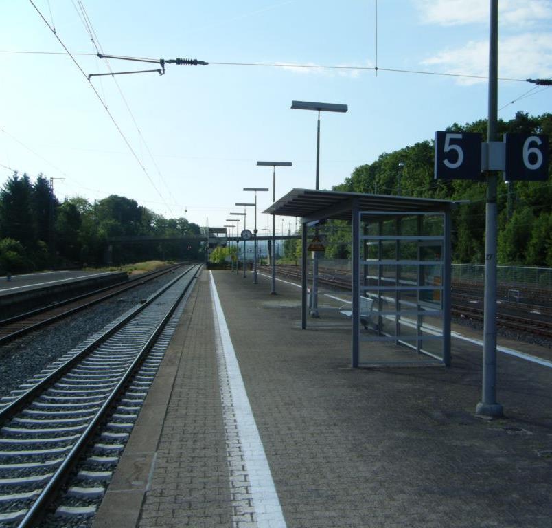 Bahnhof Niedernhausen (Taunus) Die wichtigsten Baumaßnahmen Neubau des Hausbahnsteiges Barrierefreie Erschließung durch den Einbau von Aufzugsanlagen und Treppenanlagen Neubau der Bahnsteigdächer auf