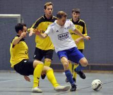Die C1-Jugend des SC Opel hat das Futsal-Turnier in Leeheim gleich doppelt gewonnen: Das Endspiel gewann SC Opel 1 gegen SC Opel II mit 4:1 das Foto zeigt beide Teams mit ihren Betreuern.