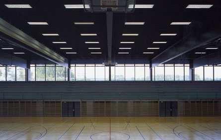 Hallenhöhe: Potenziale in der Halle selbst Je nach Hauptsportart ist Reduktion von 9m Höhe für Dreifachhallen auf 7.