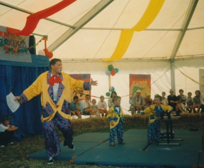Außerdem zogen Musikgruppen durch das Dorf und Clown Christoph mit Akrobatin Mariann am Hochseil sorgten für Spaß und Unterhaltung.