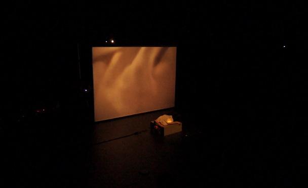 Mirror 10-min. Performnace Aufgeführt in der Schwankhalle und Theater am Goetheplatz, Bremen Februar, 2015 Dies ist eine Live- mit Echt zeit-sound und Video-Verarbeitung.
